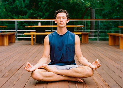 Мужчина медитирует