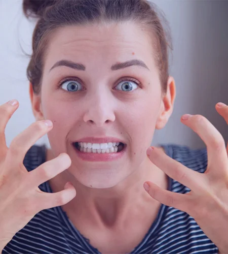Раздраженная девушка